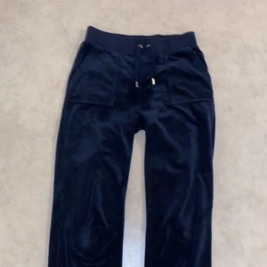 Juicy byxor - I mörk blå. Har tröja till som jag säljer för 400kr, kan sälja hela settet för 900kr.