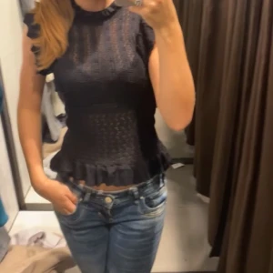 Topp Zara - Söt lite festlig topp från Zara! Storlek small. Använd fåtal gånger. Fint skick!🫶🏼🤍☺️