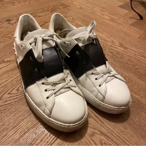 Valentino Open  - Säljer dessa valentinos. Rätt så bra skick, inga stora flaws bara lite creasing. Box och dustbag finns. Kan gå ner i pris. 