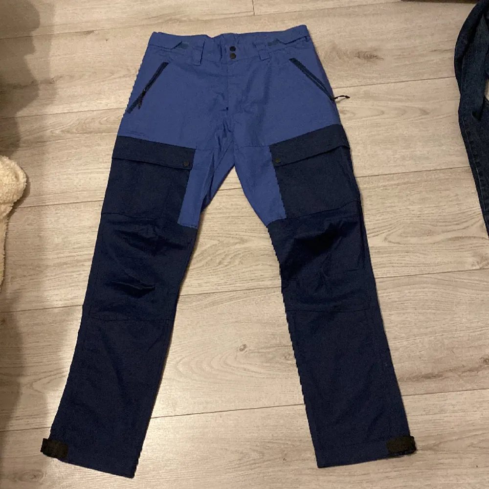 Använda några gånger, dock så har sömnen lossnat jätte lite vid midjan, köptes för 650. . Jeans & Byxor.