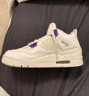 Jordan 4 Metallic purple - Hej, Säljer mina  j4 mettalic purples, de har tappat lite färg där bak men annars är det mesta bra. Det ser väldigt  fint ut om man stylar den rätt och kan defentivt kommer starta en konversation.    Priset är inte hugget i sten och kan sänkas