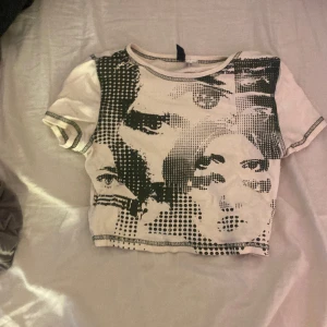 Vit tröja med grönt tryck - Använd 3 gånger bra skick 