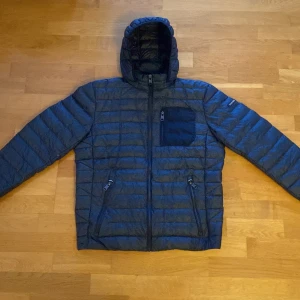 Calvin Klein jacka - Säljer min Calvin Klein jacka i fint skick. Storlek M men passar L bättre då det är USAs storleksmått.