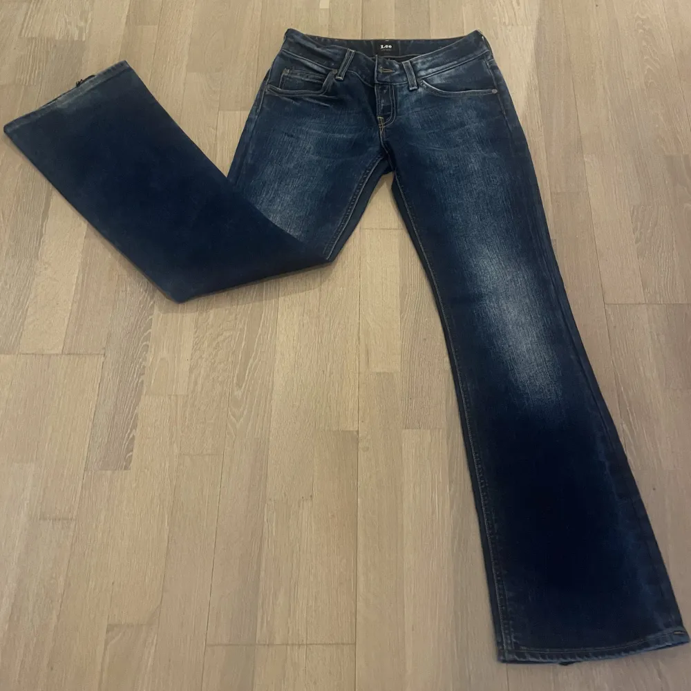 Jätte snygga och coola bootcut, low waist jeans, ifrån Lee . Jeans & Byxor.