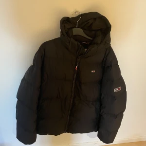 Tommy Hilfiger Jacka - En snygg tommy Hilfiger jacka i storlek medium hör av er vid intresse och frågor🙌📱🔥