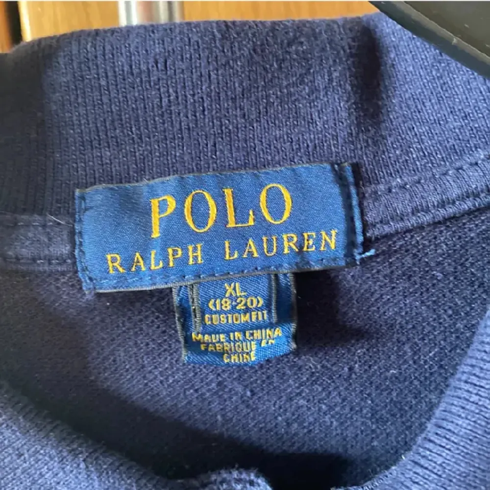 Säljer en schysst Rugby tröja från Ralph Lauren. Storleken är XL i barn (Passar som S-M vuxen) Skulle säga att den passar människor mellan ca 175-185 cm! Hojta till om du undrar något!. Tröjor & Koftor.