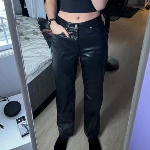 Svarta läderbyxor - !INTE RIKTIGT LÄDER!