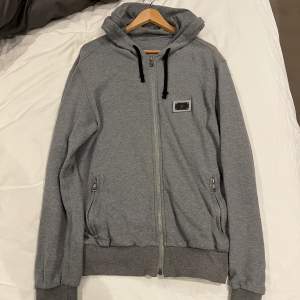 Dolce gabanna zip hoodie, skick 8/10 inga hål eller sånt bara allmänt använd, storlek L