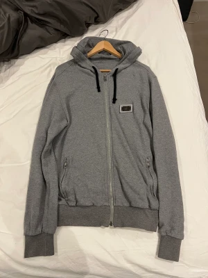Dolce gabbana zip hoodie - Dolce gabanna zip hoodie, skick 8/10 inga hål eller sånt bara allmänt använd, storlek L