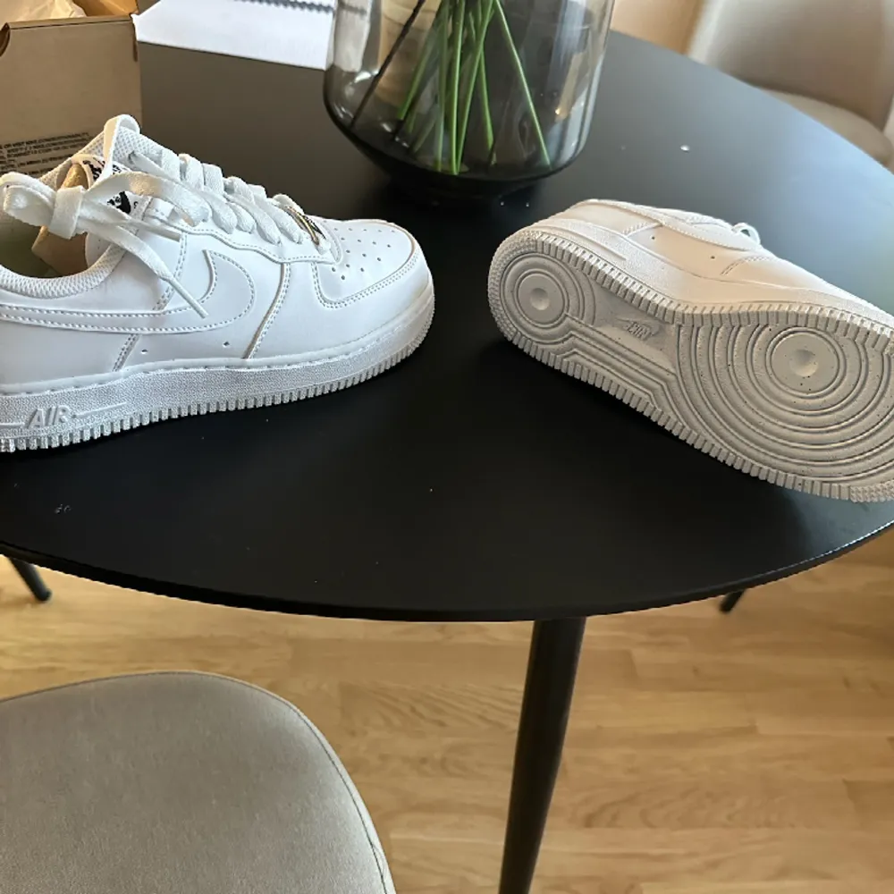 Oanvända vita Nike air force 1’07, nypris 1399kr, strl 37,5. Skor.