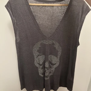 Zadig & Voltaire topp - Säljer denna sjukt snygga och trendiga topp ifrån Zadig & Voltaire. Köpt secondhand för ungefär 800. Storlek M/40