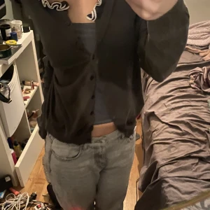 Low waist gråa jeans - Lågmidjade gråa jeans från gina. Säljer då de är för stora för mig💖