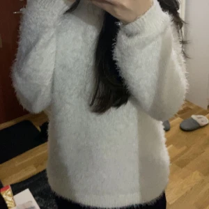 Stickad tröja  - En super mysig vinter tröja, knappt använd.  Har du några frågor så är det bara och meddela!💕❄️  Pris går att diskuteras vid snabb affär!😊