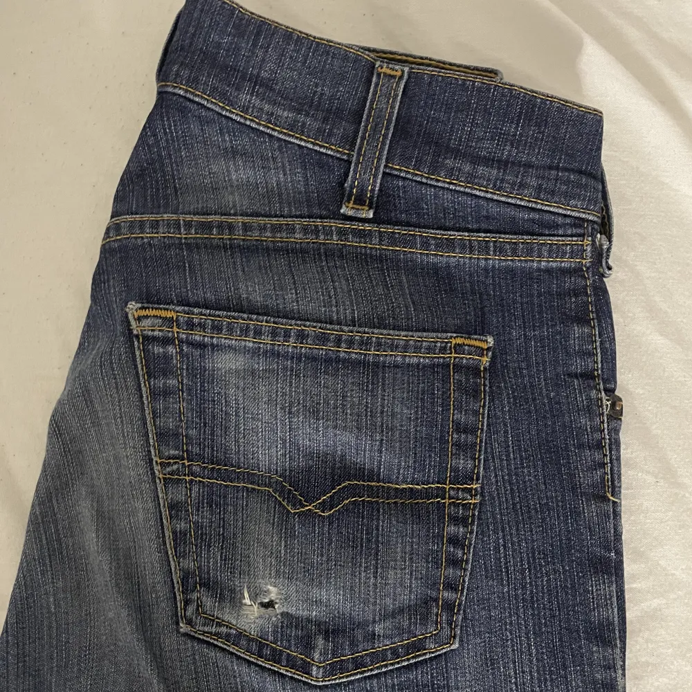 Ja säljer nu lite olika Lågmidjade jeans i samma storlek men ja vet tyvärr inte vilken exakt storlek de är. Skriv för mer bilder, info eller mått🩷. Jeans & Byxor.