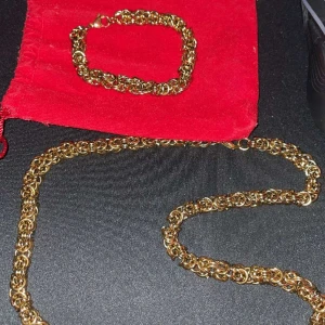 Guld armband guld halspand  - Jag fick dom på min födelsedag, men har inte haft på mig dom hittills . Jag är i mer behov av pengar än smycken.både armbandet och halsbandet är guldplaterade och rostfria så det går utmärkt att duscha med dom. Pris går att diskutera vid snabb affär!