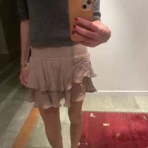 Kjol - Säljer nu min fina beiga volangkjol💞