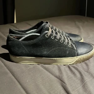 Lanvin skor - Säljer ett par tvär feta Lanvin skor i använt skick. Storlek 44, men passar större. Skriv gärna för fler bilder.