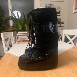 Moon Boots GLANCE  - Nya aldrig använda Moon Boots, Svarta höga, har fortfarande lappen på men förpackning de kom i har jag tappat bort 