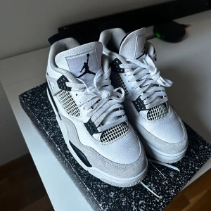 Air Jordan 4 retro Military Black - Säljer i väldigt fint skick, enbart använda några få gånger. Original låda samt kvitto finns. Köptes för 5499kr på Soleplus, säljer för 3800kr (kan mötas upp i Göteborg).
