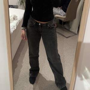 Säljer dessa gråa lågmidjade jeans från Gina tricot. Använda 1 gång. Säljer pga för små. Orginalpris 499kr🌟