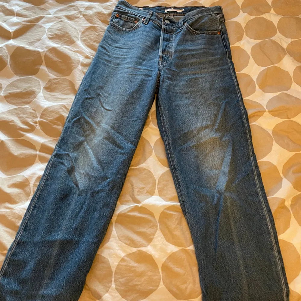 Levi’s jeans. Rak modell. Använda men fint skick. Innerbenslängd: 75cm. Köparen står för frakten ☺️. Jeans & Byxor.