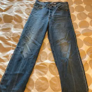 Levi’s jeans. Rak modell. Använda men fint skick. Innerbenslängd: 75cm. Köparen står för frakten ☺️