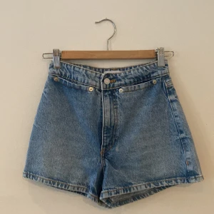 Zara shorts  - Zara shorts men lappen kvar. Helt oanvända och inga defekter. 