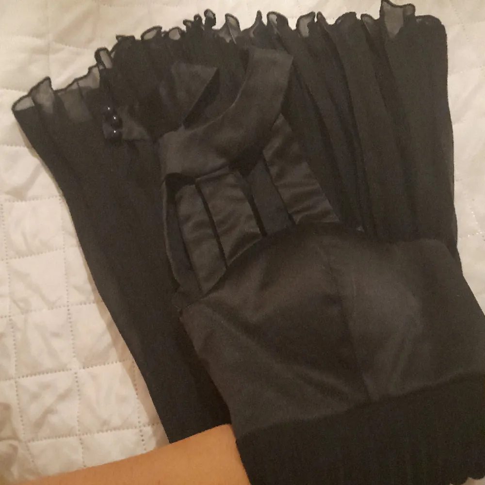 Jätte fin svart klänning passar till middag eller till fest. Tyvärr passar inte längre  mig.den är för små passar S och M. Fint som ny.. Klänningar.