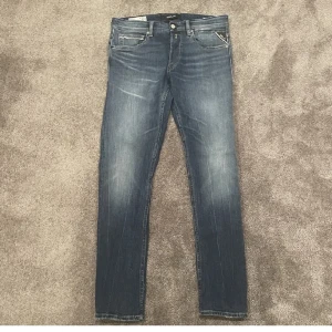 Replay Jeans - Tjo, nu säljer jag dessa extremt grischiga Replay jeansen till ett bra pris. Skick: 9/10. Skric gärna vid frågor och funderingar😊