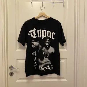 Jättefin Tupac T-shirt från Pull&Bear! Mycket bra kvalitét, använd få gånger☺️