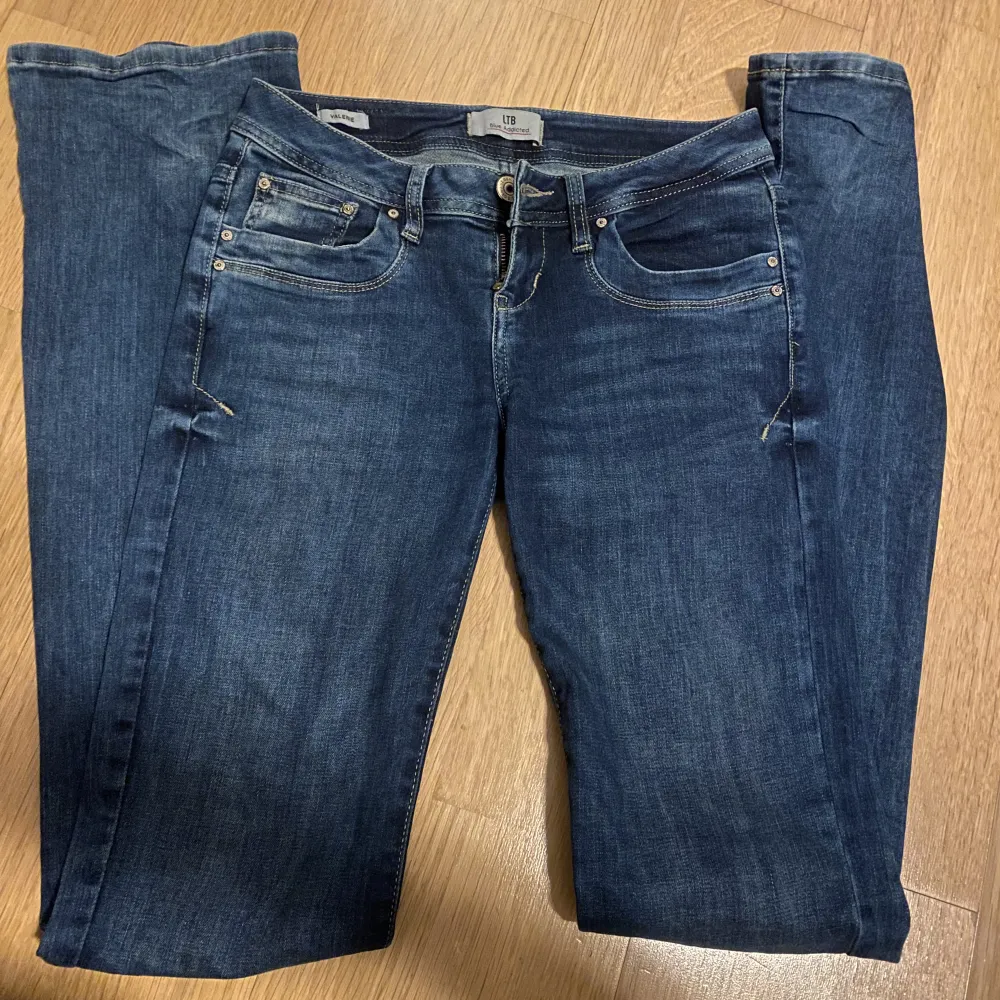 Mörkblå ltb jeans, säljer för att dom inte kommer till användning💕. Jeans & Byxor.