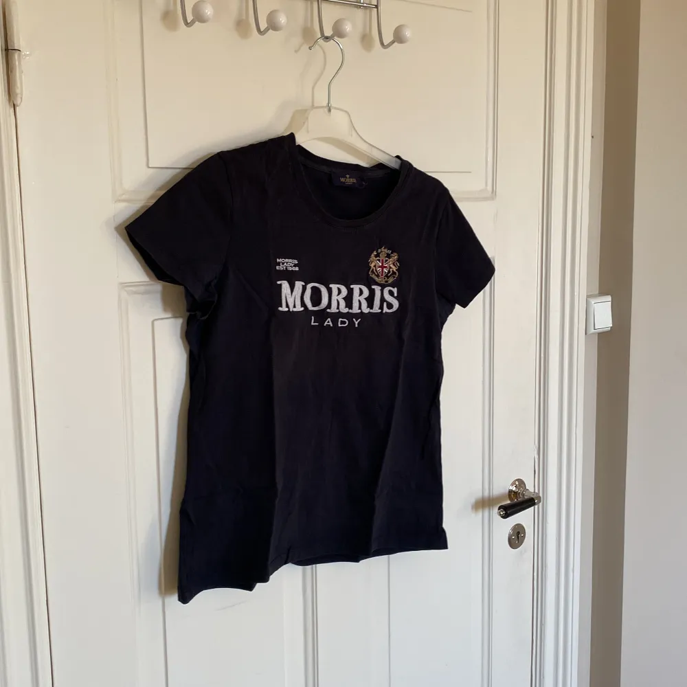 Säljer denna snygga T-shirten från Morris. Givetvis äkta. Storlek L, men passar som S/M. Lite urtvättad, därav priset. . T-shirts.