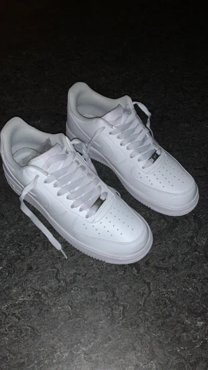 Nike Air Force 1 - Dessa skor är verkligen fantastiska. De är stilrena och bekväma, perfekta för alla tillfällen. Hör av dig om du vill köpa😊