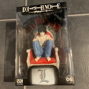 Death note L figur - ‼️Behöver akut pengar‼️ Fin officiell figur på L från Death note. Möter upp I stockholm, alternativt kan lämna utanför dörr ifall social fobi typ lol. Behöver bara sälja så snabbt som möjligt