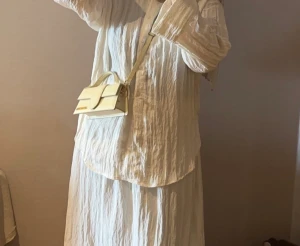 Jacquemus Le Bambino axelväska  - Elfenbensvit, kalvskinn, inköpt från farfetch aug 2023, nypris 8995kr. Säljer pga av oanvändning. Allt följs med dvs axelband och dustbag. 