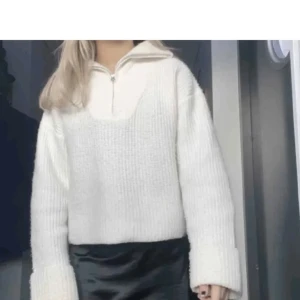 Bik bok stickad tröja - Jätte fin stickad tröja med dragkedja från bik bok. Använder inte den längre så därför jag säljer den och perfekt till vinter. Skriv för fler bilder 💗