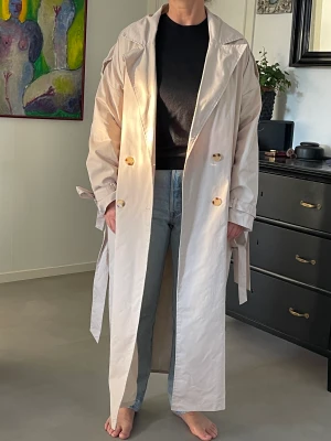 Lägger ut igen!! - Helt oanvänd beige dubbelknäppt trench coat! Finns fler bilder längre ner i flödet. Från missguided, lapp kvar! Storlek 36. Köparen står för frakten 