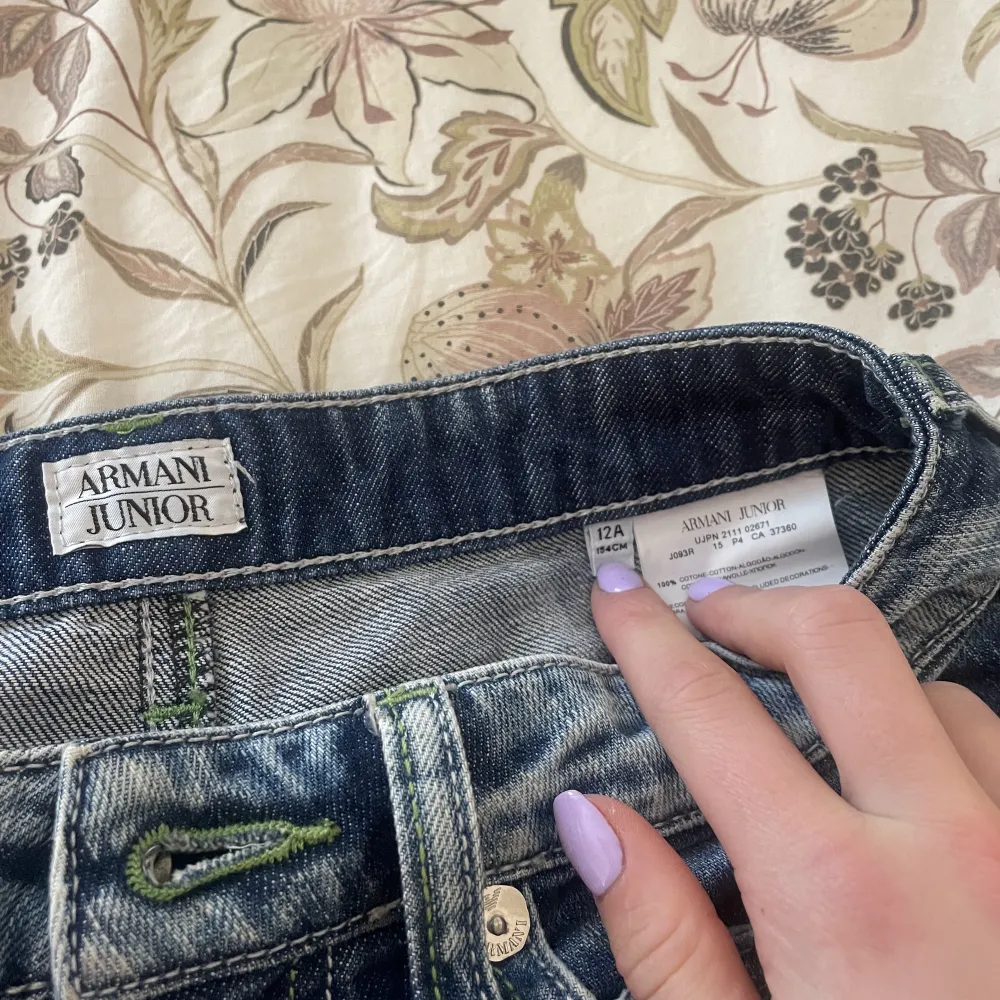 Bra sick, jag har xxs i jeans och är 153 cm lång och domhär jeansen passar💓de är strait✨. Jeans & Byxor.