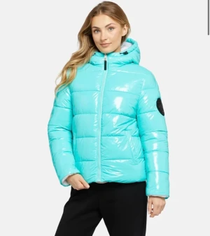 Plein sport dunjacka  - Så snygg jacka från Plein. Tagsen sitter kvar så endast provad . Jackan är vändbar så du kan ha den vita Teddysidan utåt . (Se bilder)   Ordinarie pris 5700, mitt pris är 1500. Jackan är äkta. Kvitto finns!  Stl S men oversize och passar även M . 