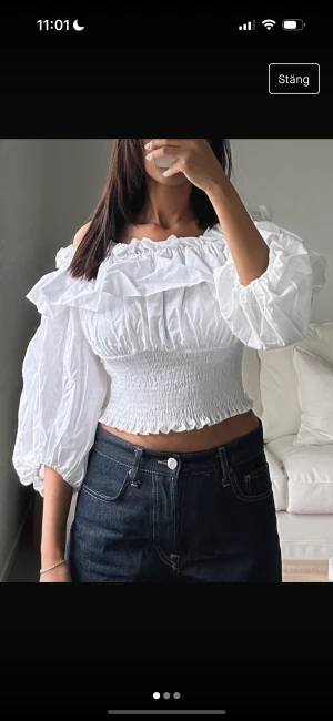 Croppad topp - Vit off the shoulder topp från Zara. Aldrig använd, prislapp kvar. Säljer för 280kr 🤍