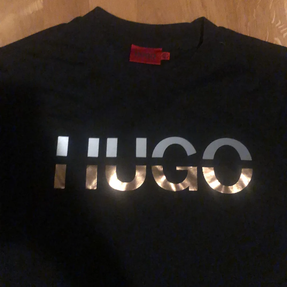 Super fin Hugo boss T-shirt som är sparsamt använd under 1 års tid. . T-shirts.