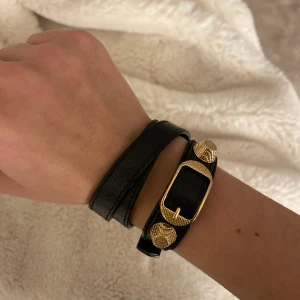 Balenciaga armband  - Intressekoll på mitt Balenciaga armband🥰som nytt! är öppen för byten och bud 