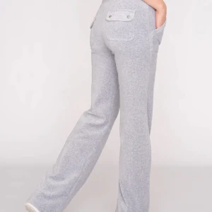 Juicy couture byxor - Säljer mina gråa Juicy byxor för att jag använder de inte längre, de har ett litet hål under ena fickan som inte syns när man har på byxorna, se på bild 3. De har varit uppsydda men de är inget som syns men kan va bra att veta. Hör av er vid frågor💕