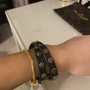 Hej! Nu säljer jag mitt fina armband från ett italienskt märke med koppar nitar❤️det är även justerbart!! Vid intresse kontakta mig