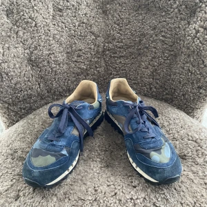 Valentino garavani rockrunners - Ett par otroligt feta valentinos i en ovanlig modell. Dessa skor är i riktigt fräscht skick och har mycket liv kvar, perfekta som vinterskor. Nypris 8k+. Kan gå ner i pris vid snabb affär! Tveka inte på att höra av er vid frågor eller fler bilder👍🍾