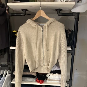 Kofta - Croppad kofta  från Zara. Storlek M men liten i storleken. Aldrig använd.