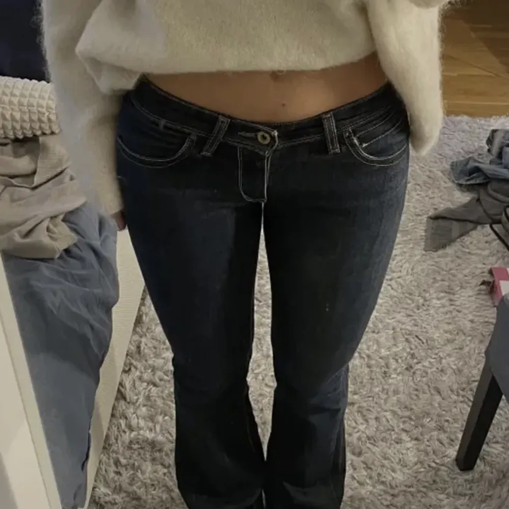 !Bilder från tidigare ägare! Säljer vidare dessa sjukt snygga jeans då de tyvärr inte passade mig 😕 Jeansen är i nyskick & har inga tecken på användning 💖 Hon på bilden är 166 cm lång 😊 Det är bara att höra av sig vid frågor & funderingar!💓. Jeans & Byxor.