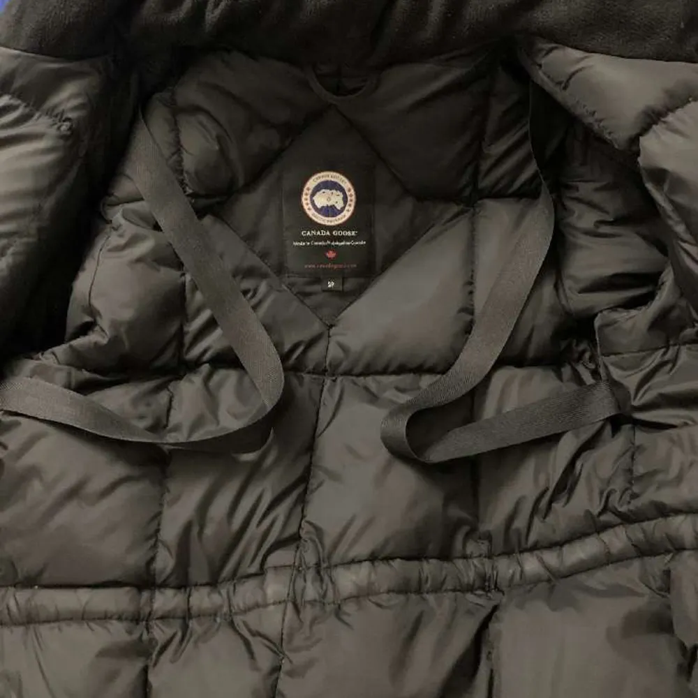 Säljer en Canada goose i modellen Victoria Parka, den är i bra skick och äkta. Pris kan diskuteras. Jackor.