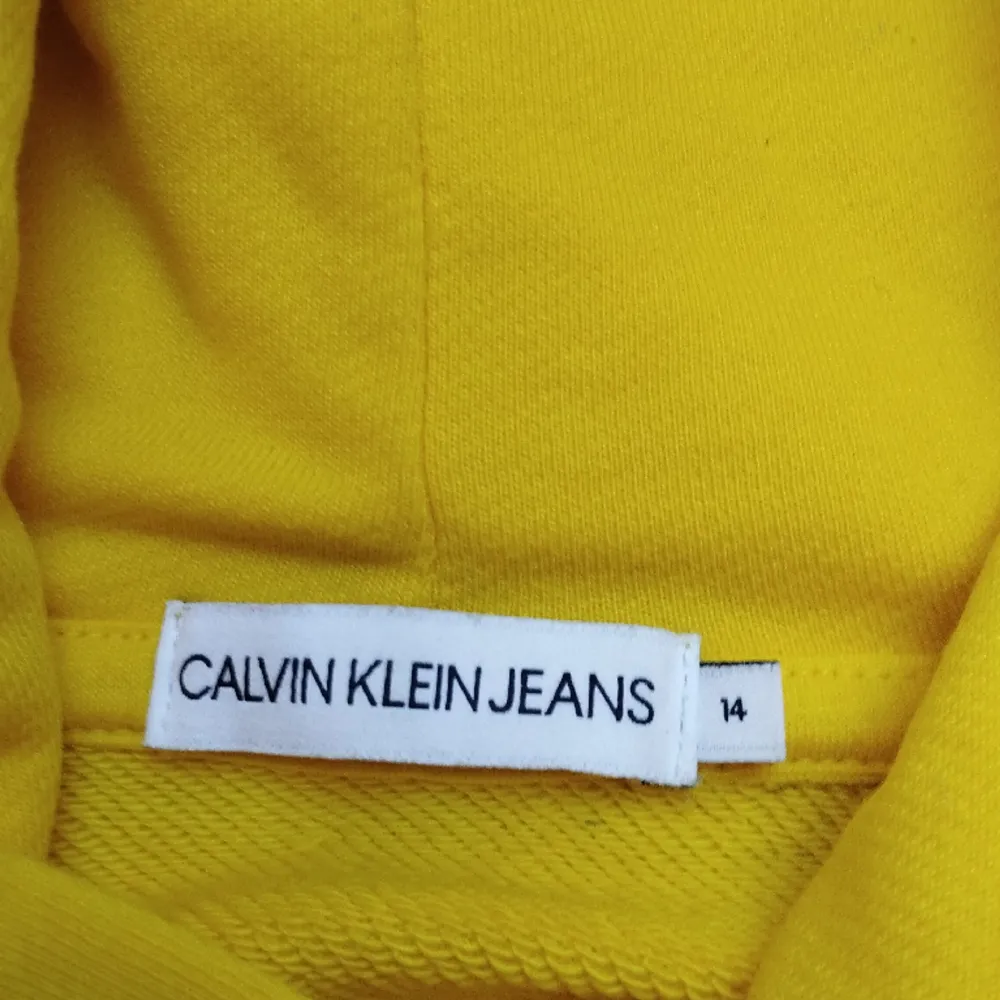 En gul Calvin Klein hoodie. Använd en gång . Hoodies.