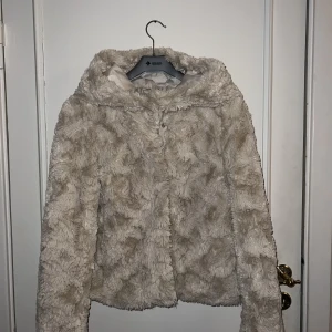 Teddyjacka från Vero Moda  - Teddyjacka från Vero Moda, knapp använd.  Storlek: xs